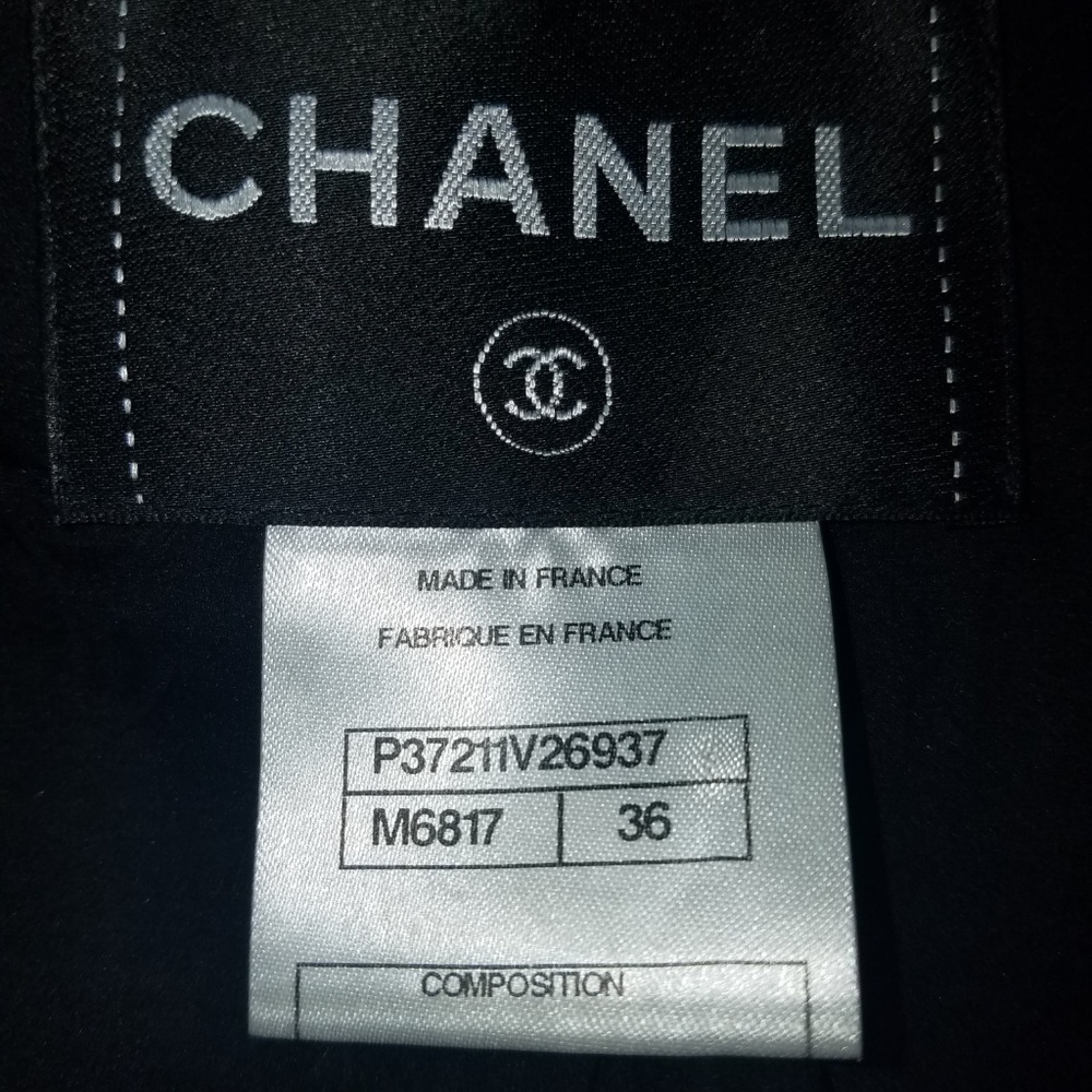 CHANEL Classy & Elegant Black, White & Gold Suit - Picture 7 of 8